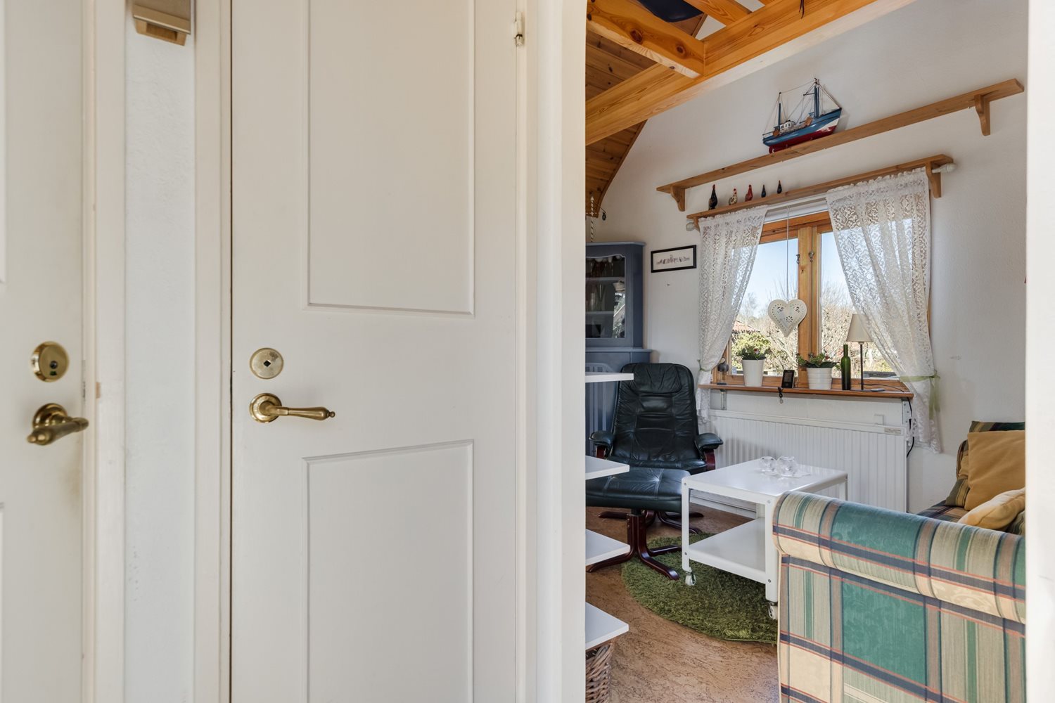 Vy från entre med toalett till vänster och allrum till höger