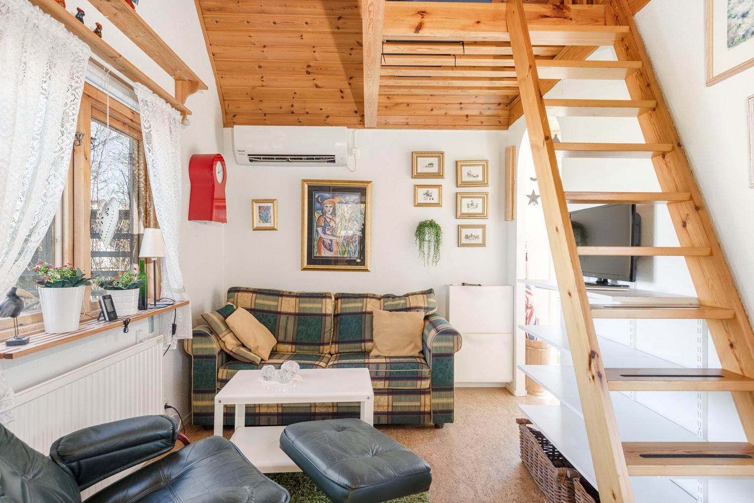 Annan vy över allrum med stege till sovloftet