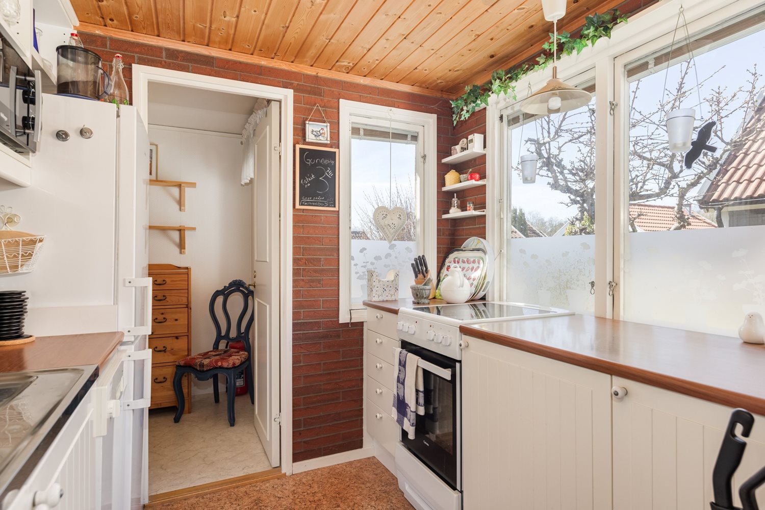 Annan vy över köket mot sovrummet