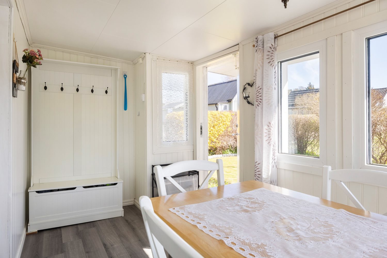 Annan vy över inbyggda verandan
