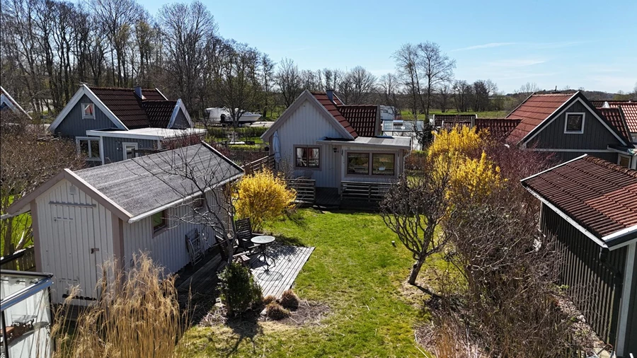 Drönarbild från baksidan av stugan