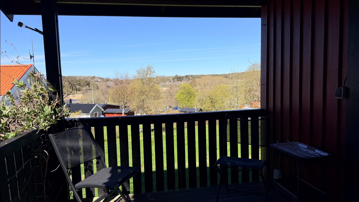 Vy över sydliga altanen mot dalen