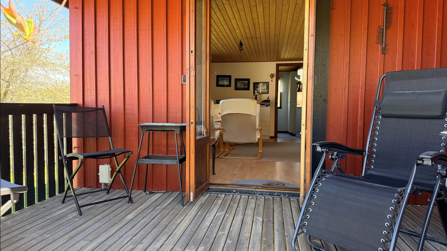 Vy från sydaltanen in mot allrummet/vardagsrummet