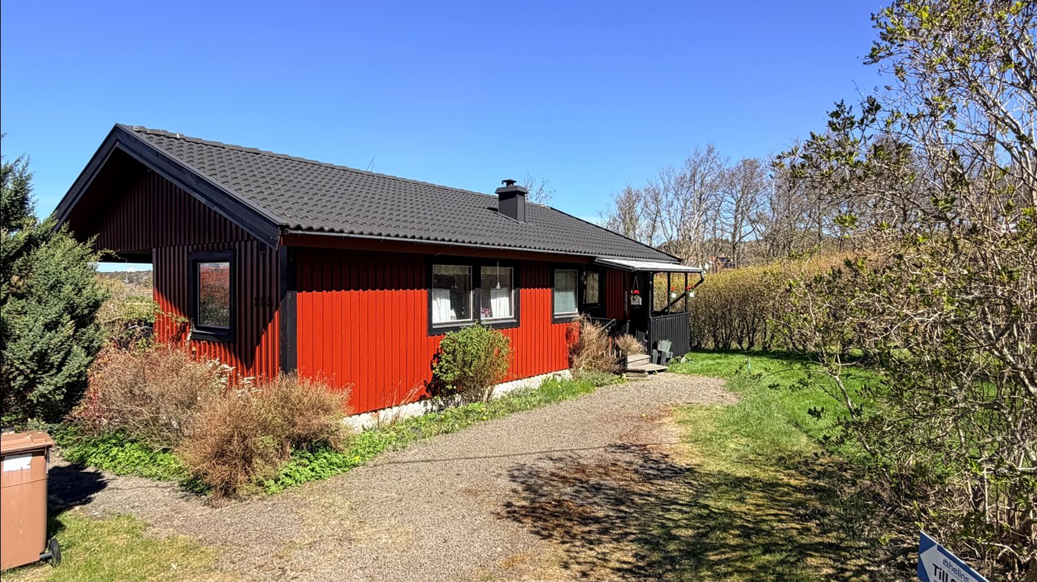 Vy från uppfarten mot entren