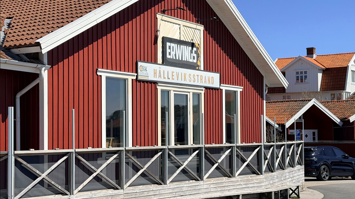 Hälleviksstrand där pub, bad, hamn och restaurang finnes