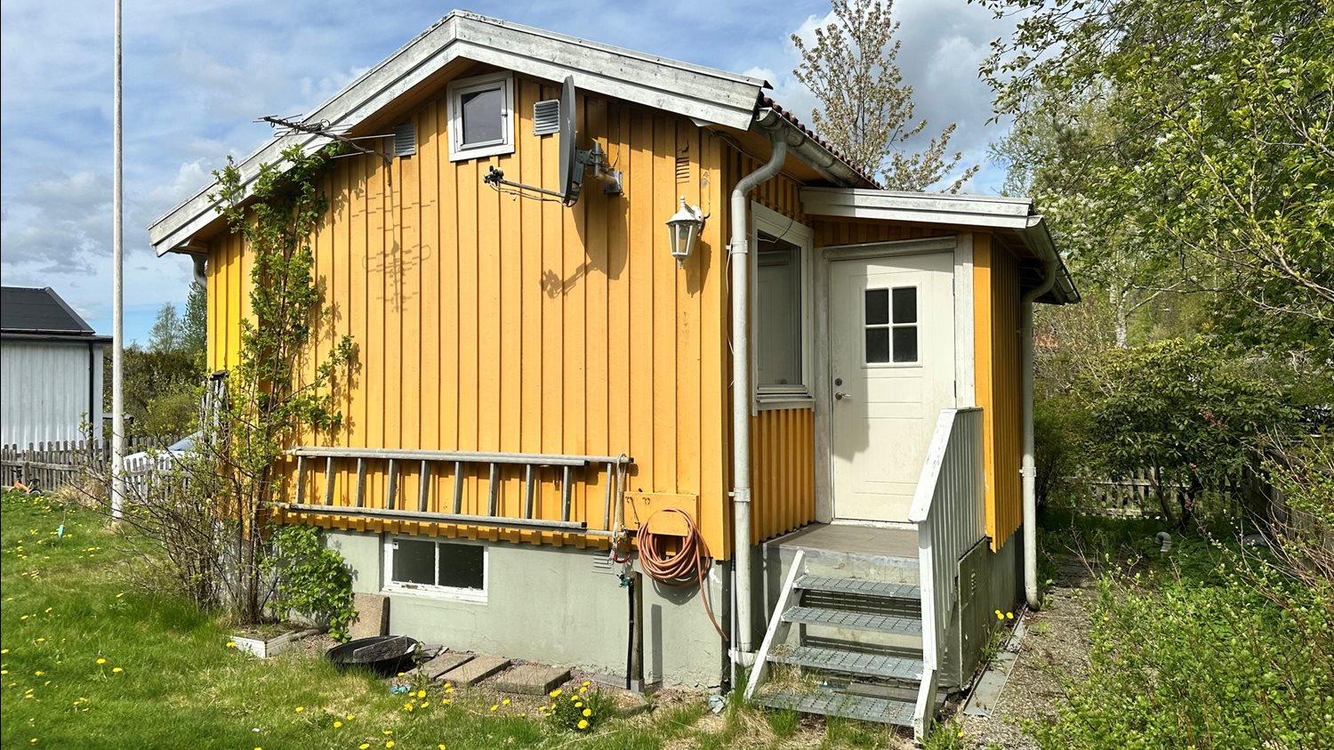 Entren vid stugans baksida