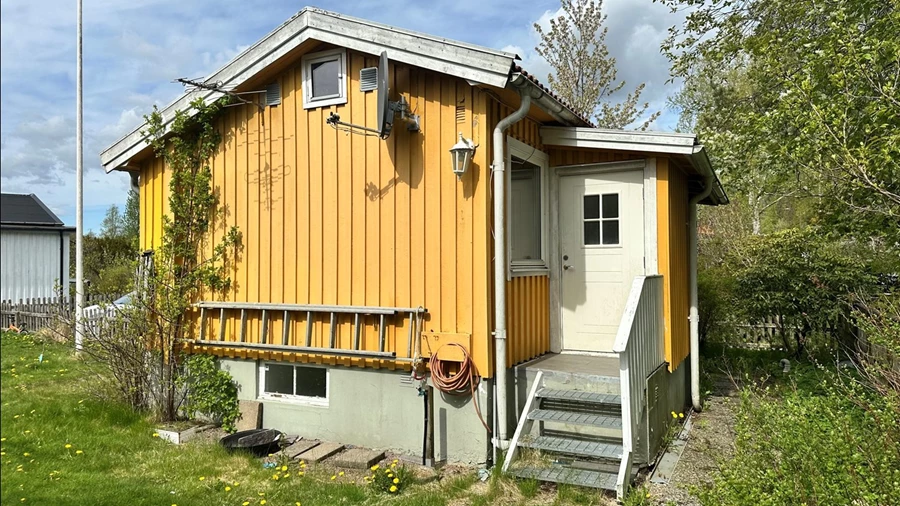 Entren vid stugans baksida