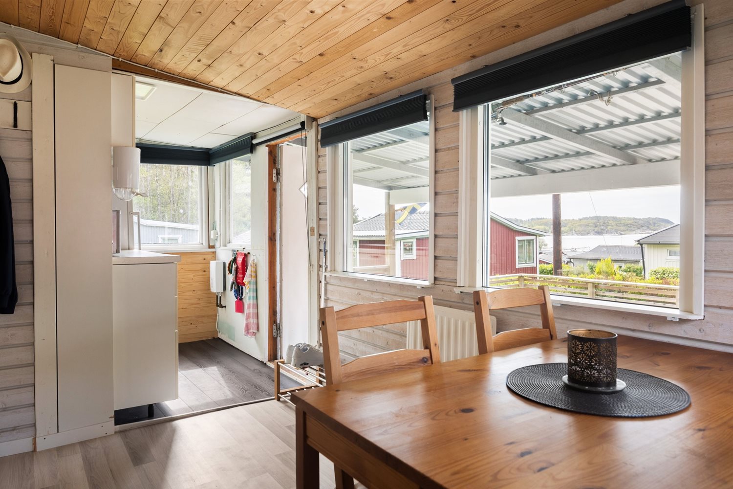 Vy från matplats mot entre