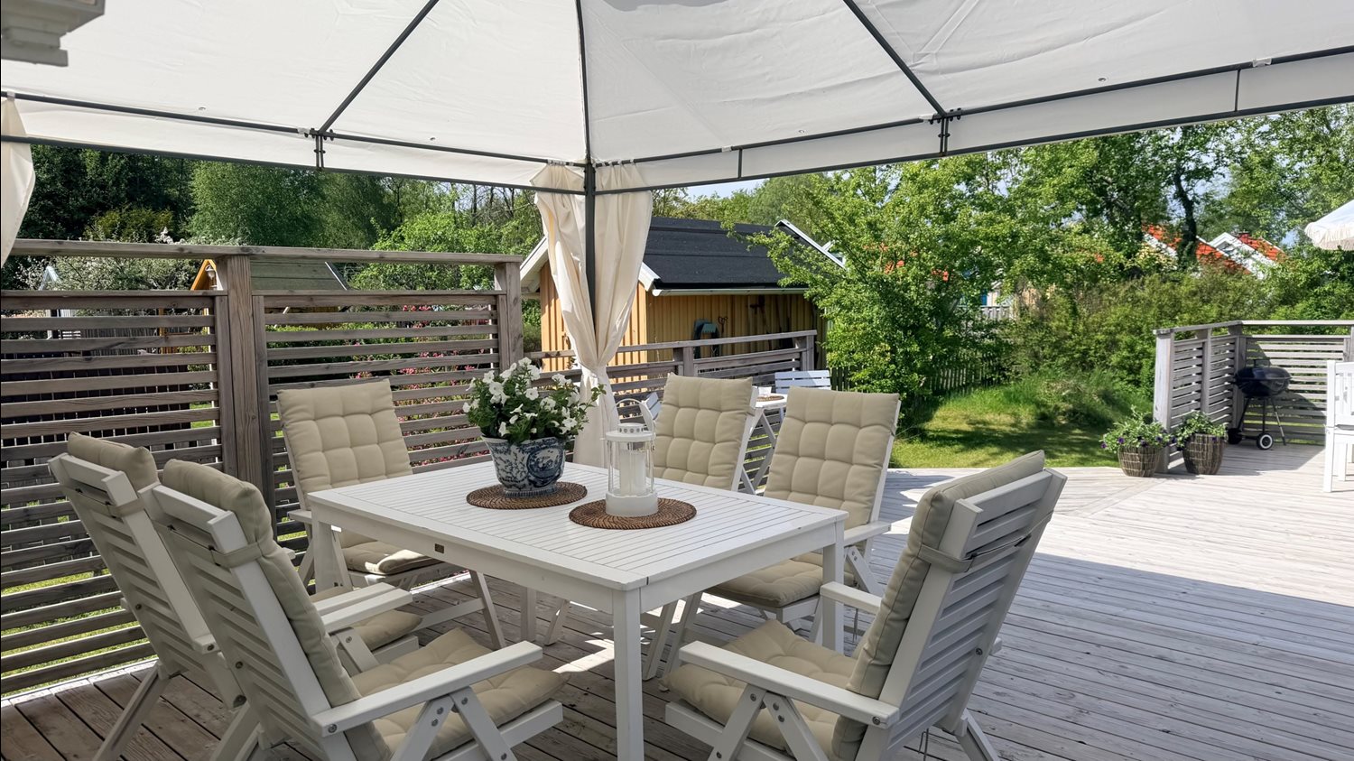 Förlängning av stugan med pergola