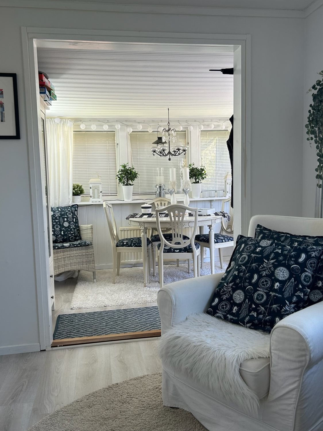 Vy från allrum mot inbyggd veranda