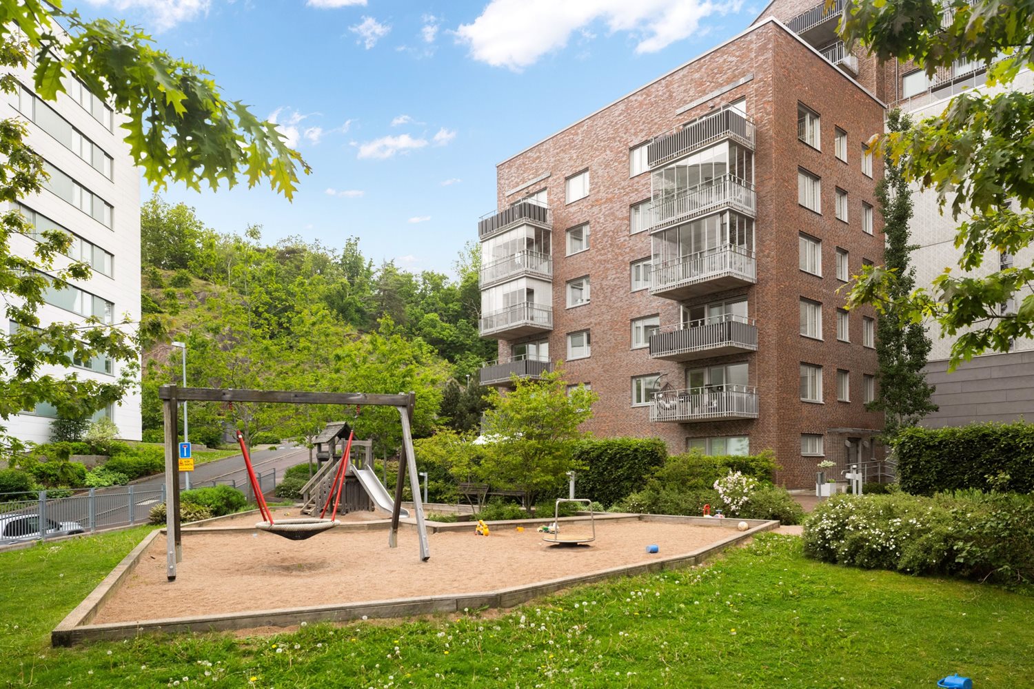 Vy över lekplats och bostadshuset