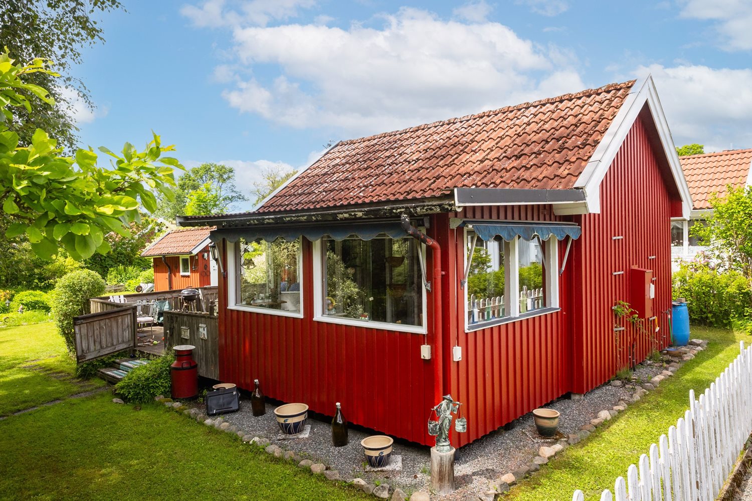 Vy från gången mot stugan
