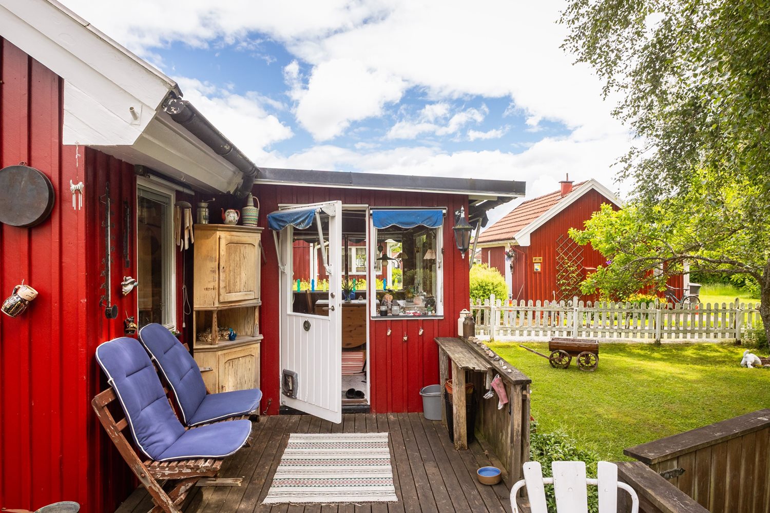 Vy mot inbyggda verandan