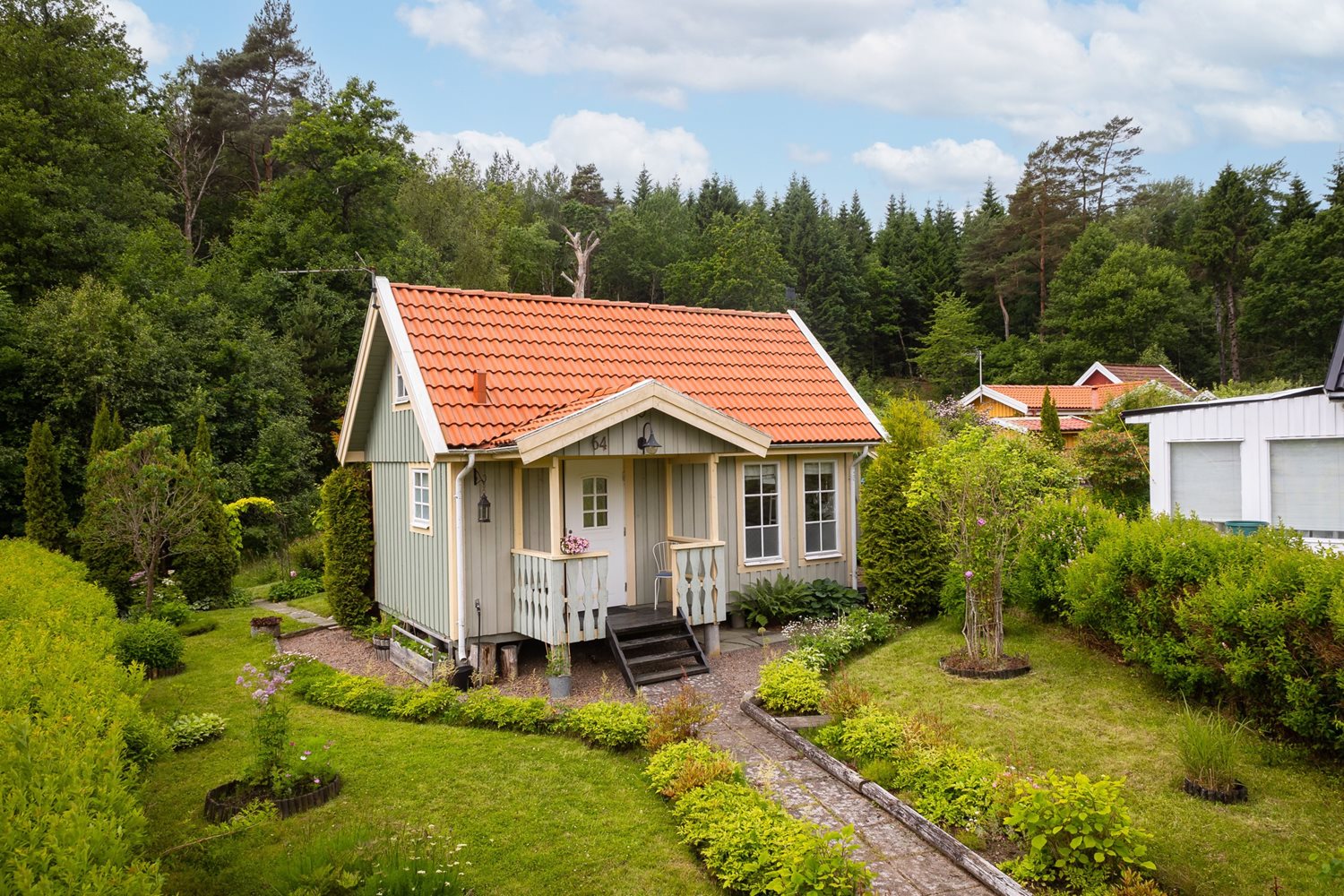 Bild över framsidan med trädgård