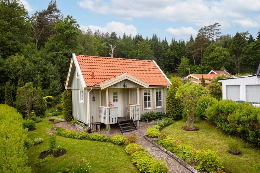 Bild över framsidan med trädgård
