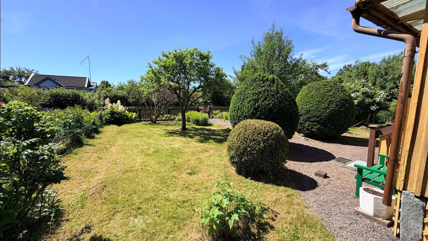 Vy över framsidan av trädgården