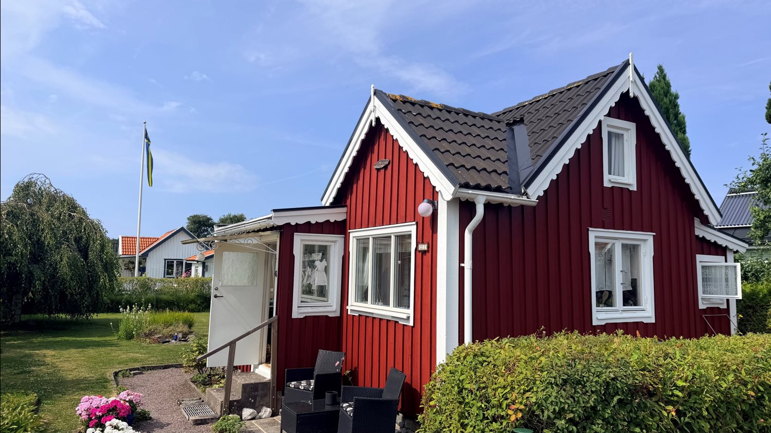Charmig stuga med fin snickarglädje