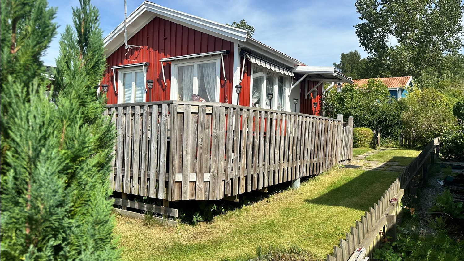 Vy över stugan och altan