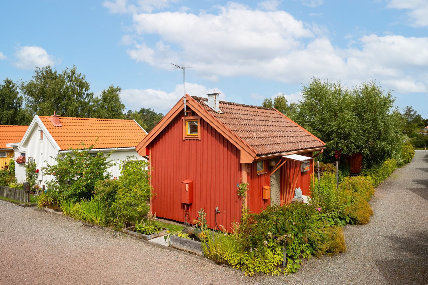 Framsidan av stugan