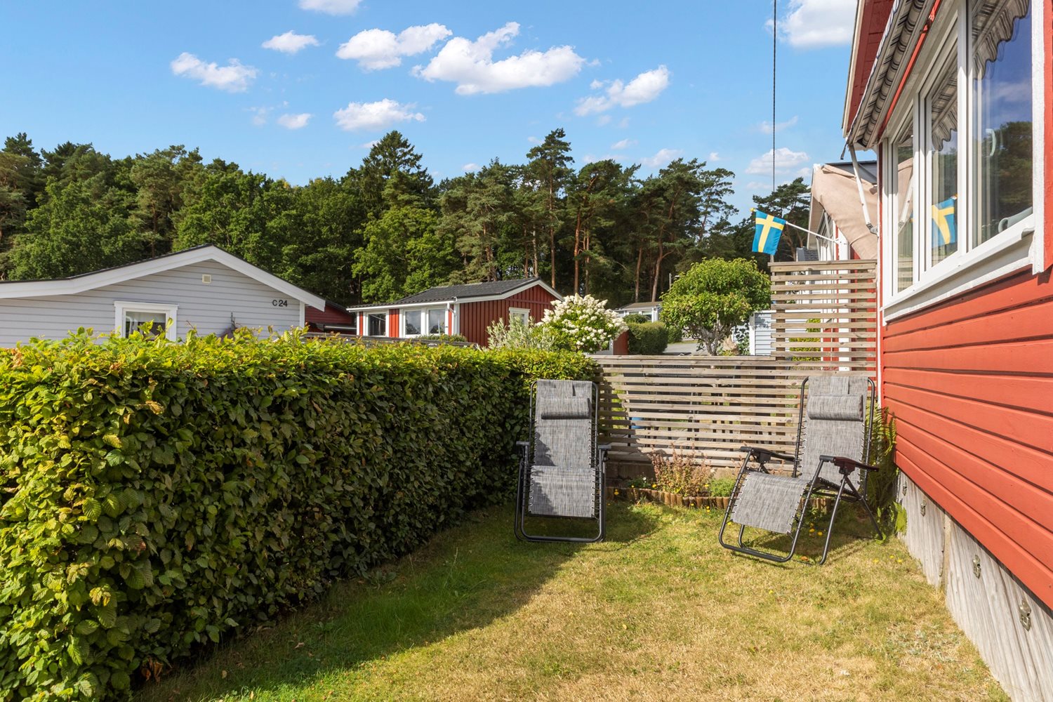 Uteplats framför stugan