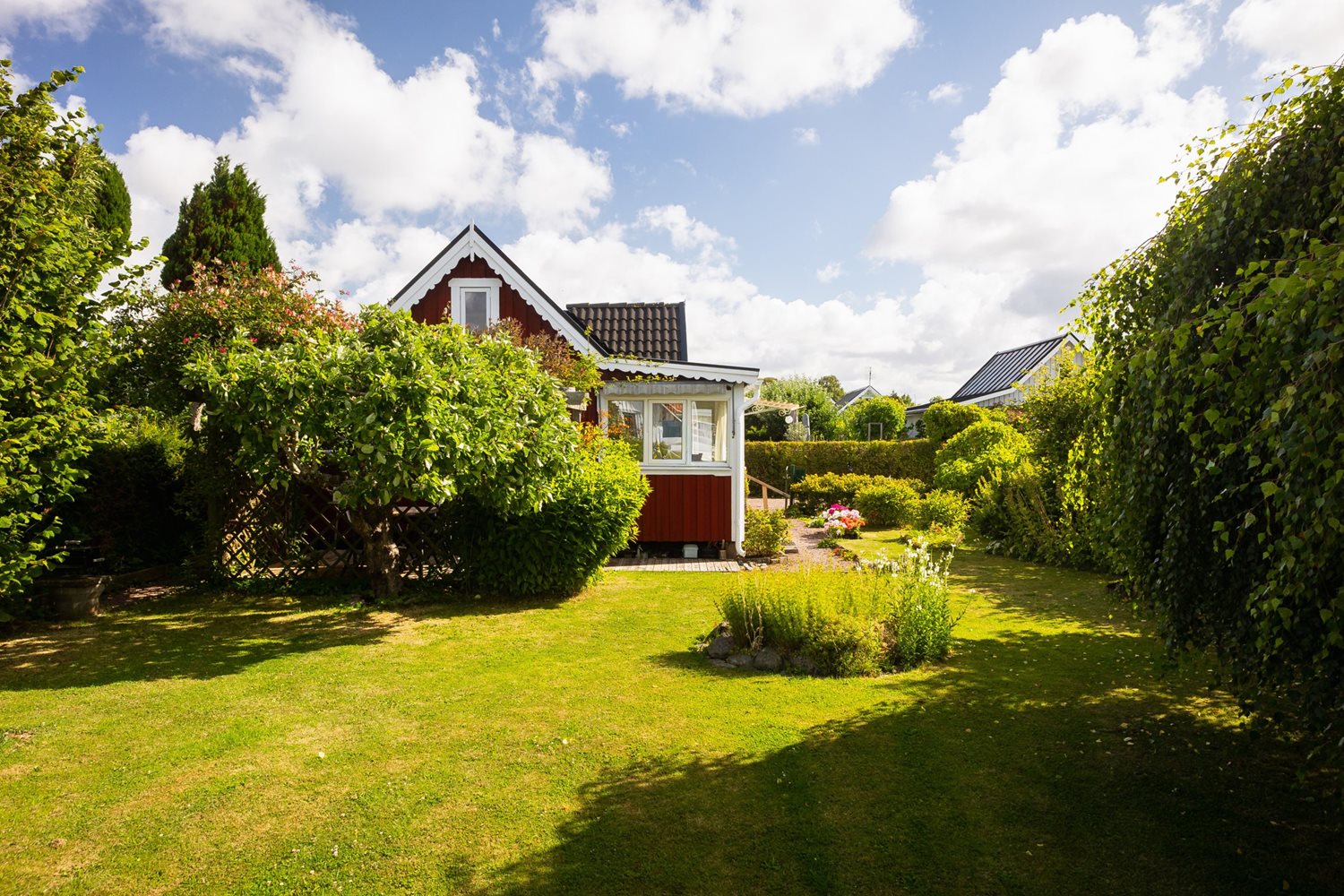 Fin trädgård med härliga träd och buskar