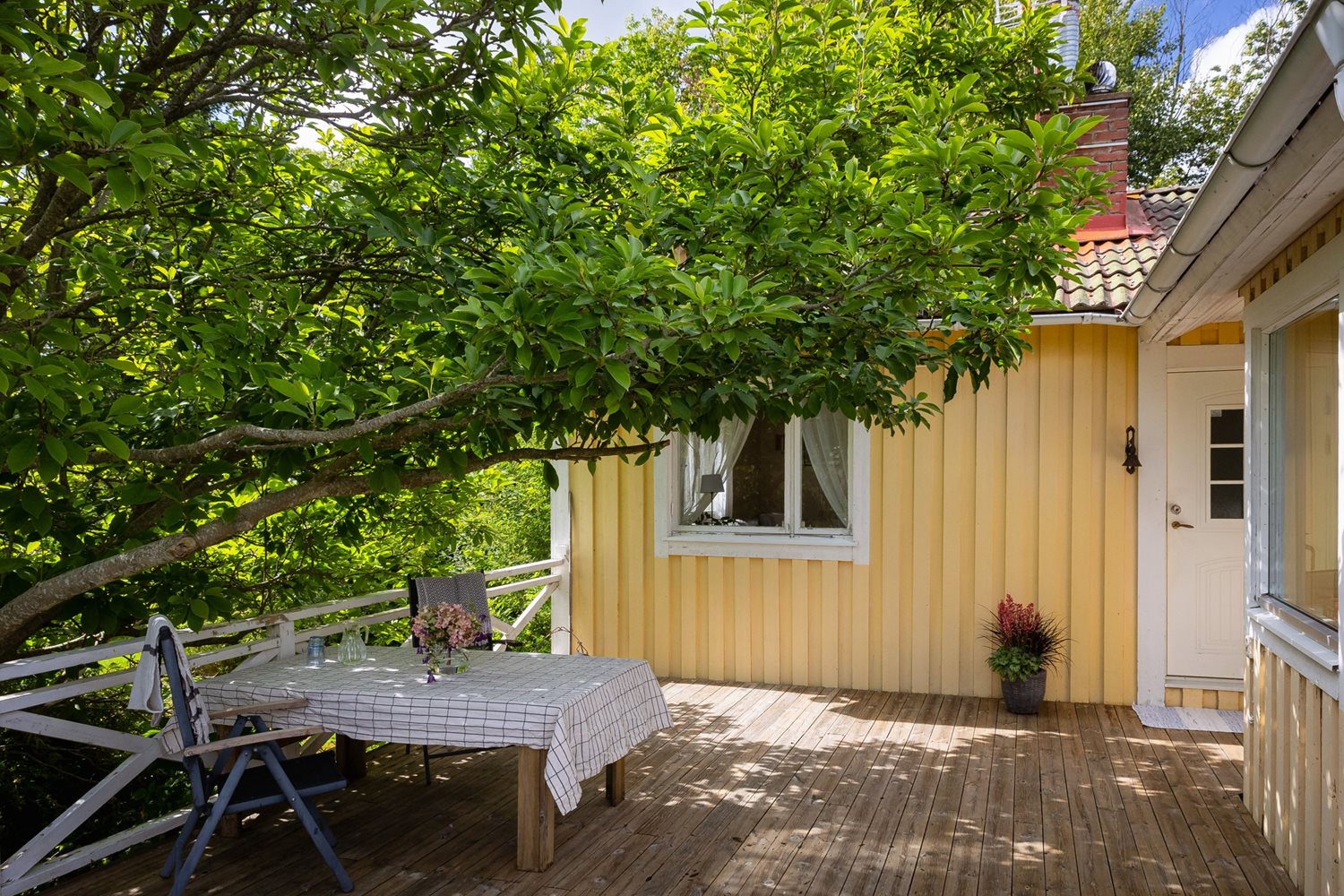 Altan i skyddat läge vid entrén