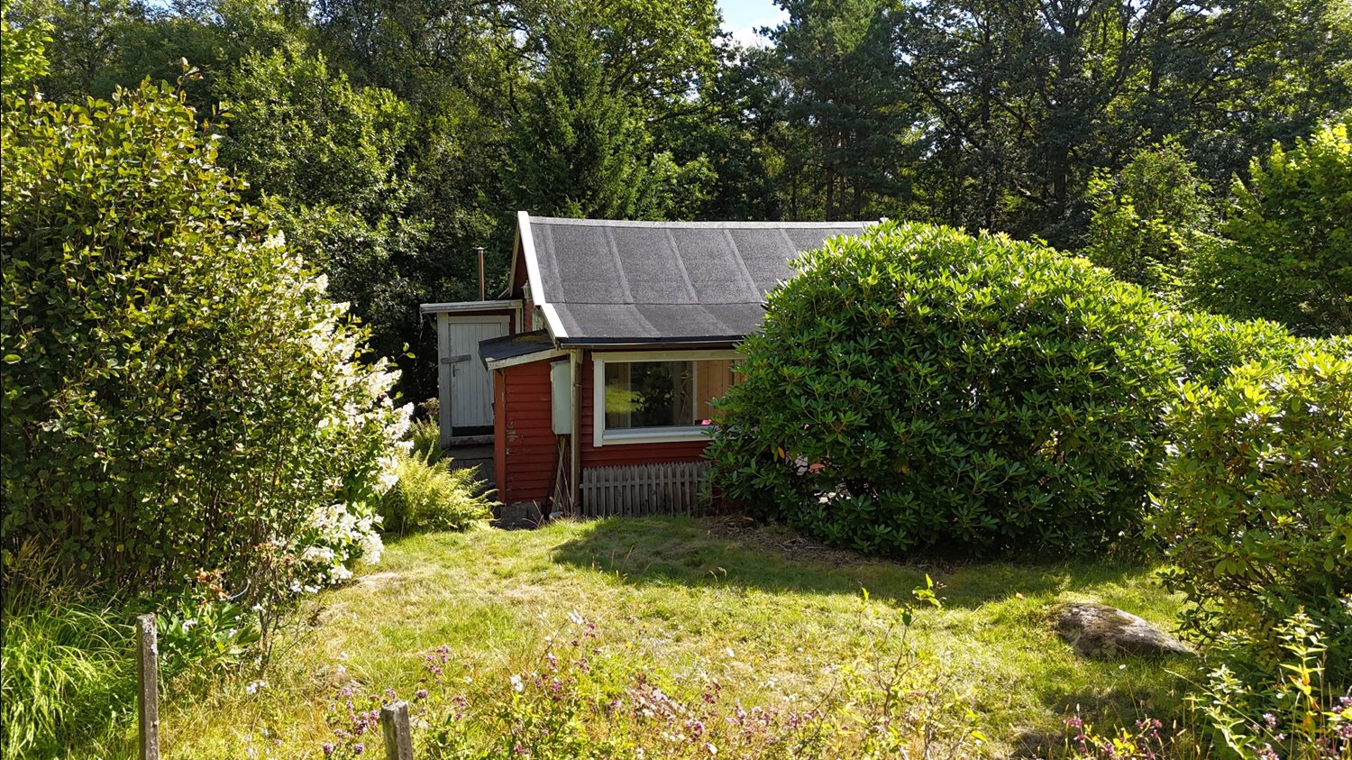 Framsidan av stugan