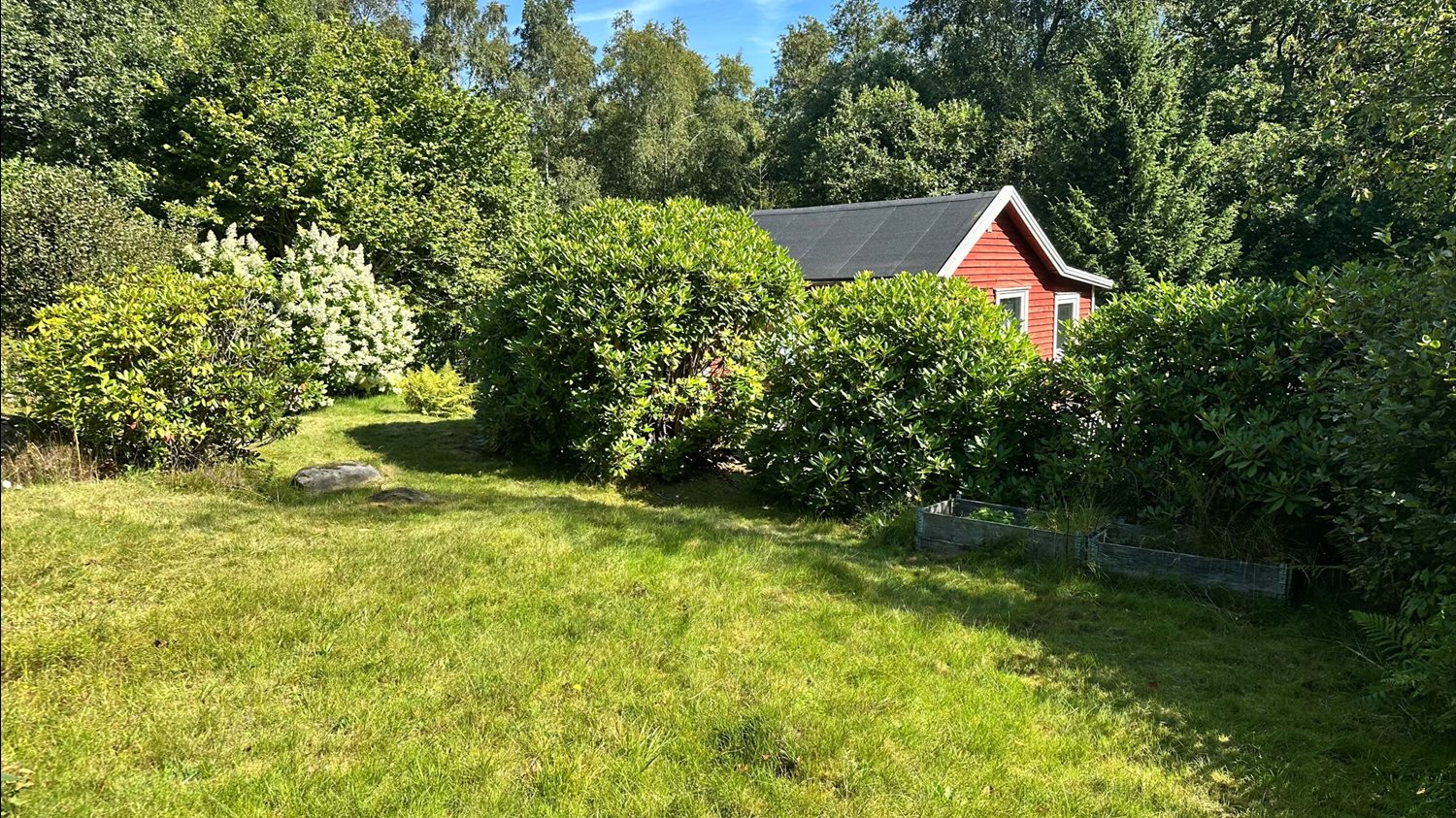 Vy mot stugan från väg