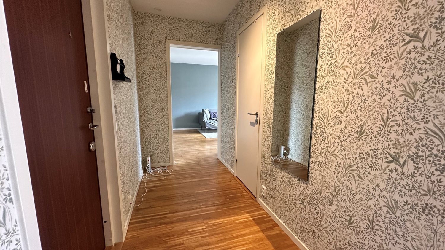 Hall med vy från klädkammare
