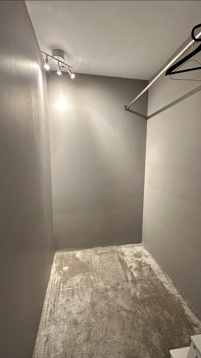 Klädkammare med heltäckningsmatta