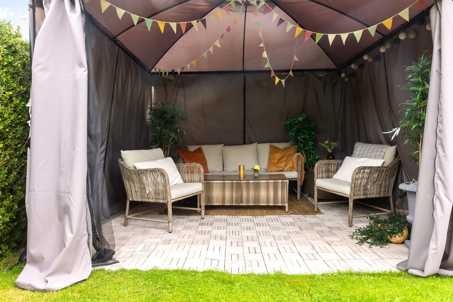 Mysig pergola som ger fin kvällssol.