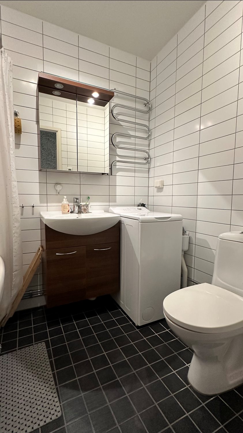 Badrum med tvättmaskin