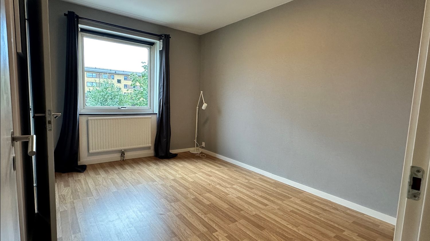 Sovrum med vy från hall