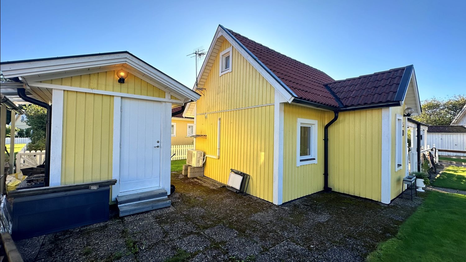 Vy från väster mot friggebod