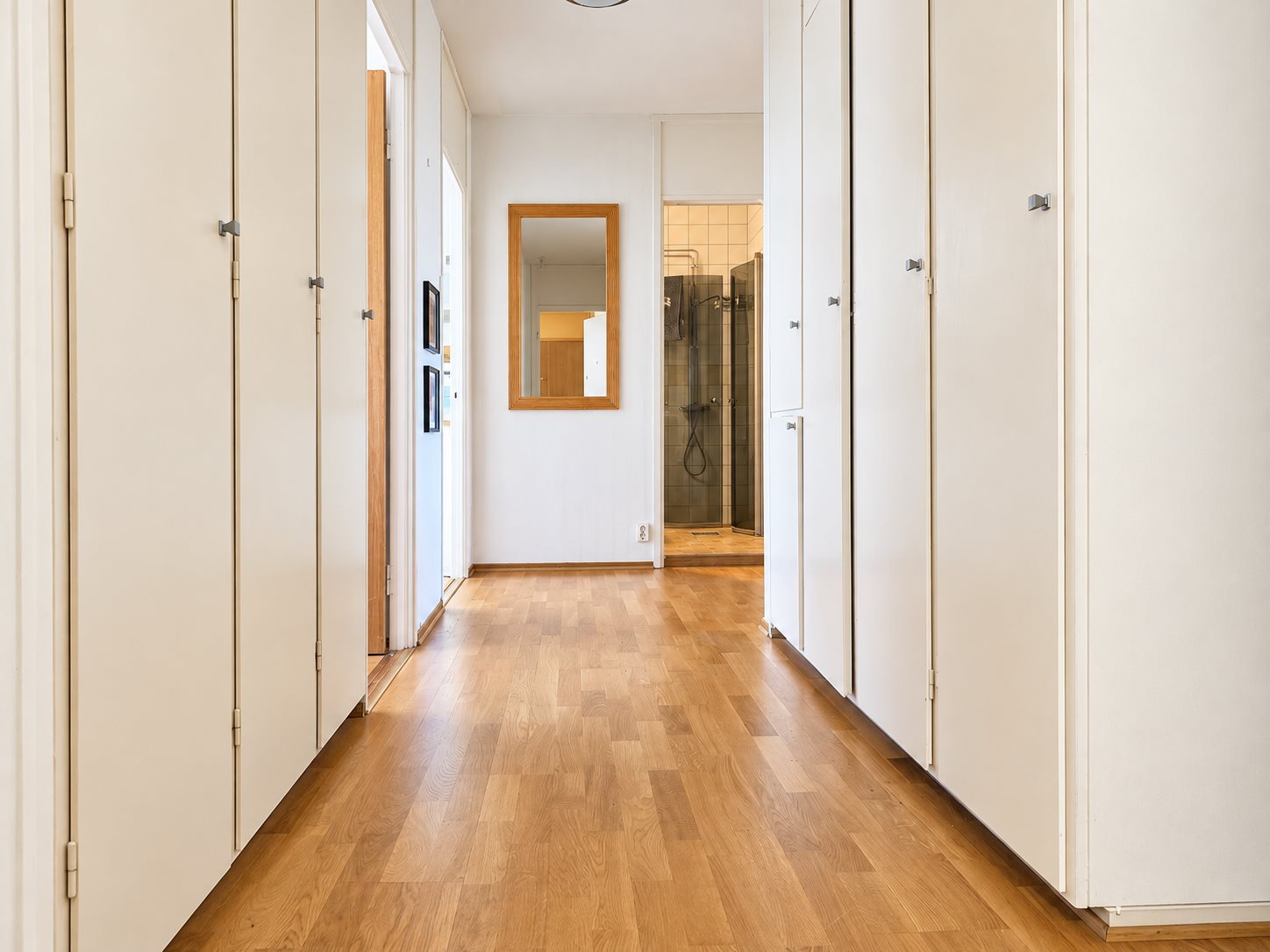 Rymlig hall med fint parkettgolv