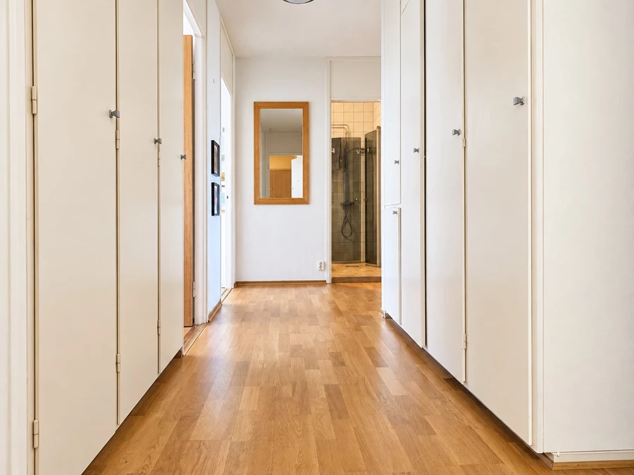 Rymlig hall med fint parkettgolv