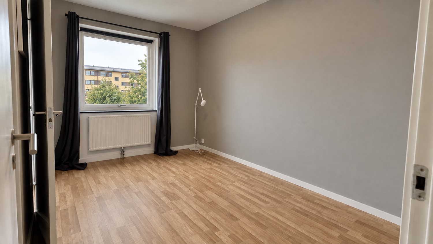 Sovrum med vy från hall