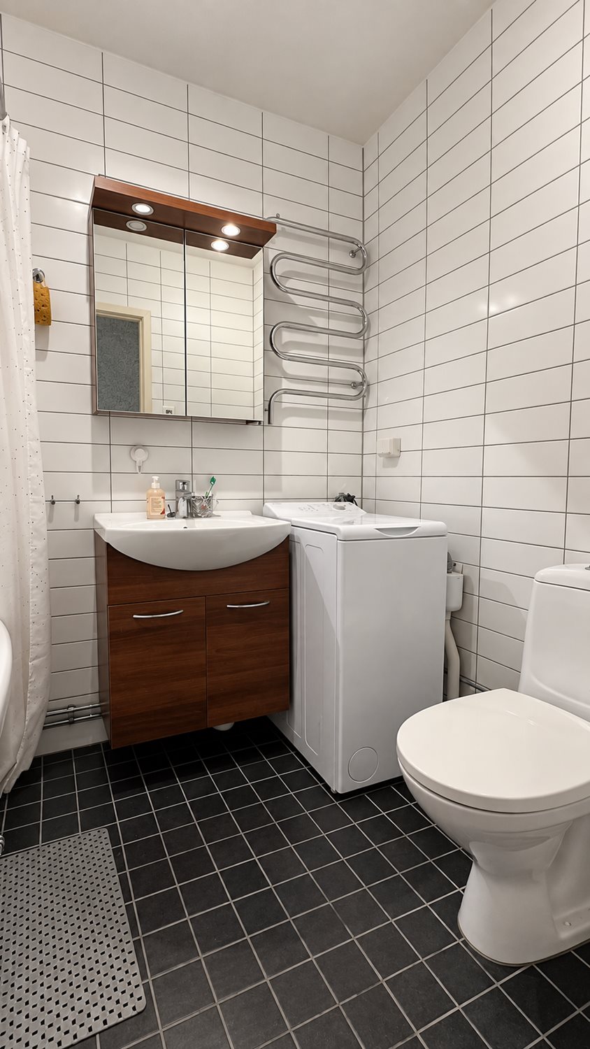 Badrum med tvättmaskin