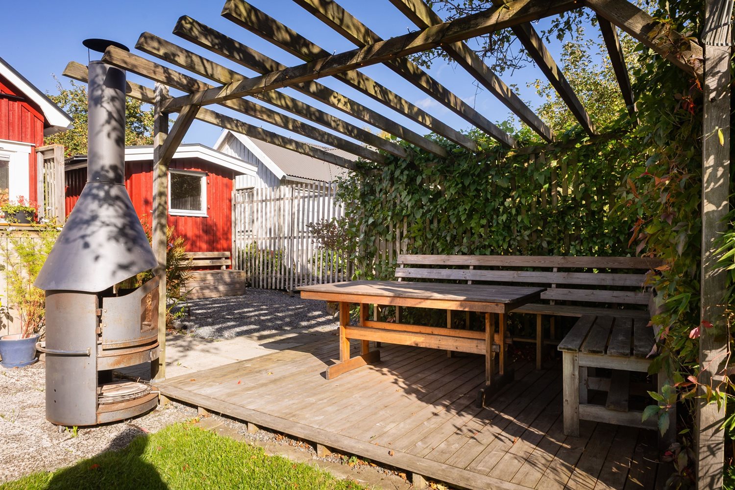 Pergola med utekamin som ger en härlig värme