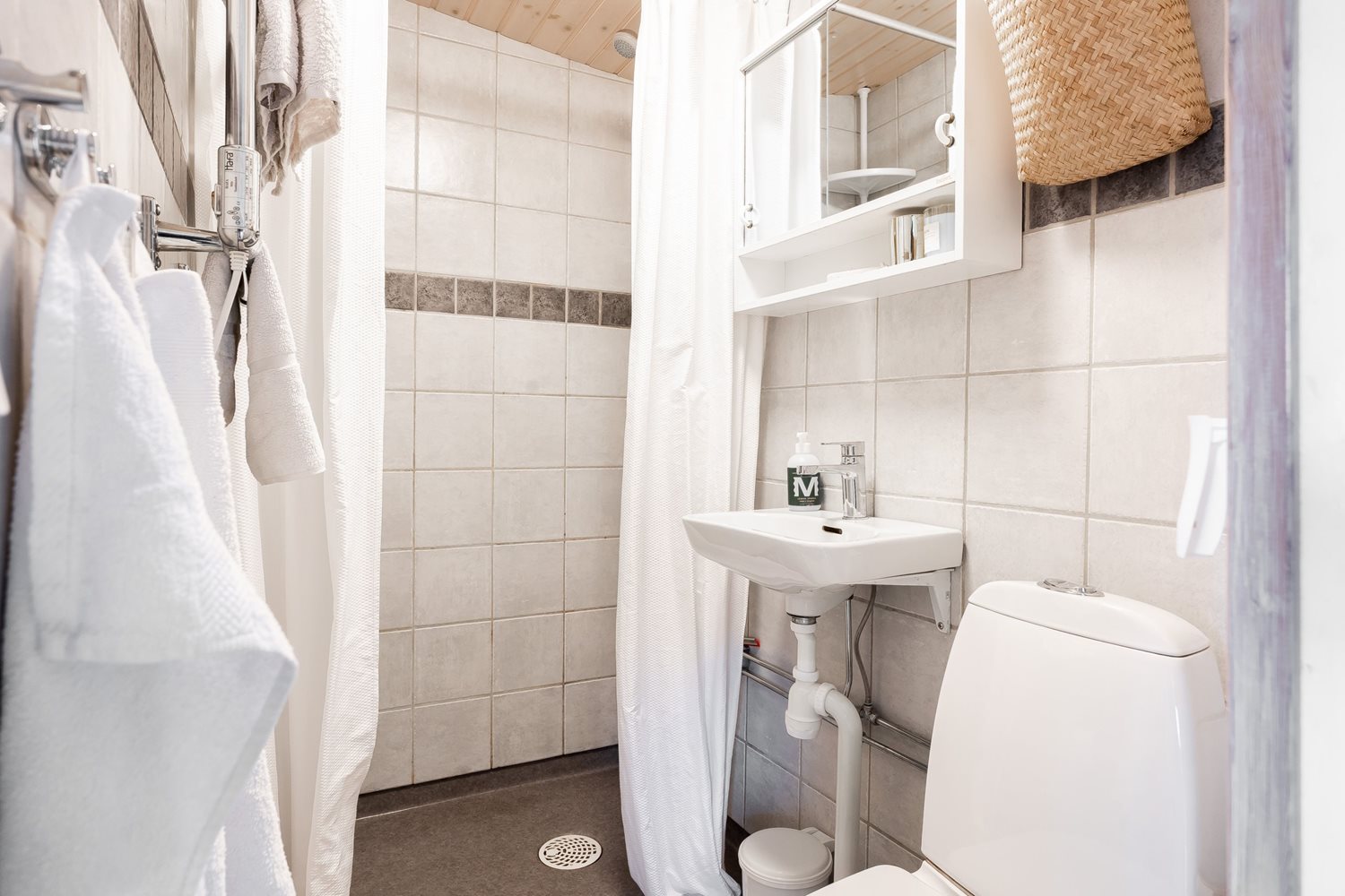 WC med dusch med kakel