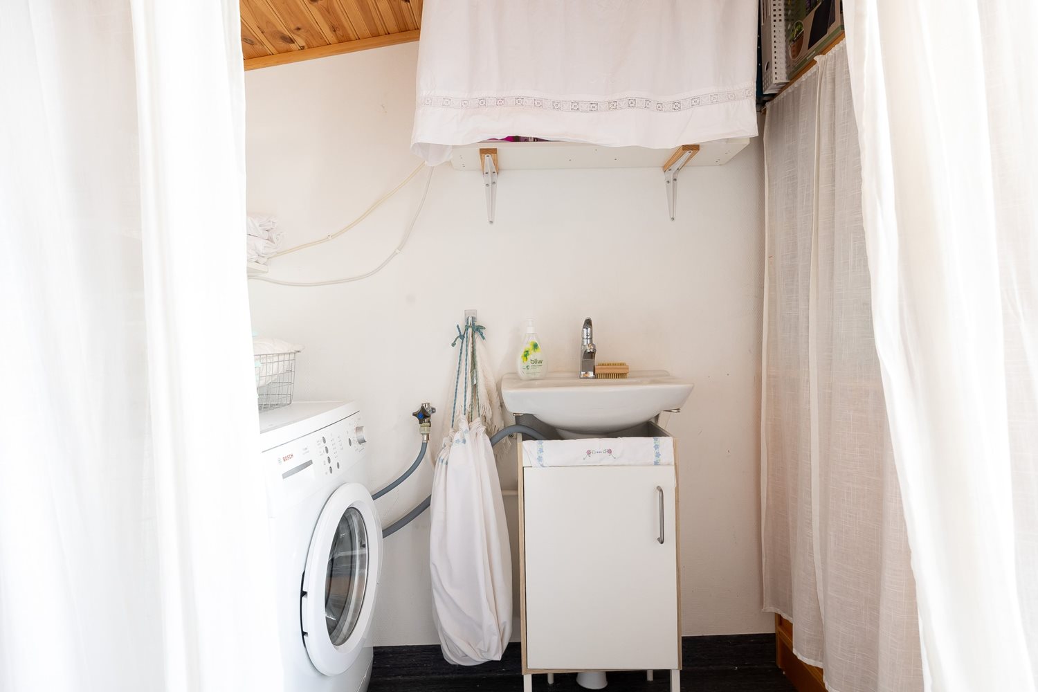 Tvättmaskin och handfat i friggeboden